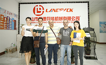 敘利亞和埃及客戶(hù)到訪公司了解糖果包裝機(jī)